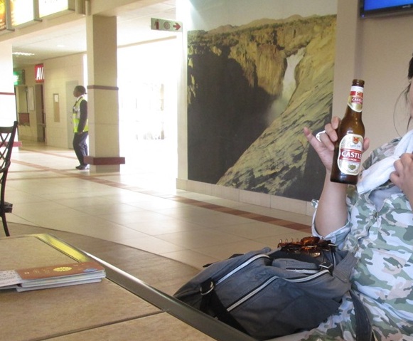 アッピントン空港でビールで乾杯
