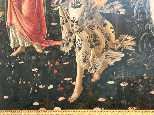 ボッティチェリ「プリマヴェーラ」、花の女神フローラの衣装に描かれた繊細な花々。