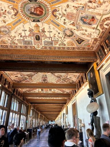 ウフィーツィ美術館の回廊、絵画に彩られた長い廊下。