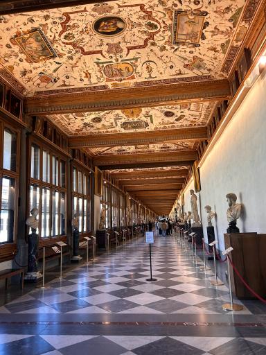 ウフィーツィ美術館の回廊、市松模様の床が続く長い廊下。