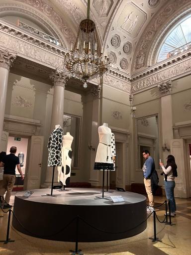 ピッティ宮の衣装博物館、シャンデリアが輝く展示ホール。