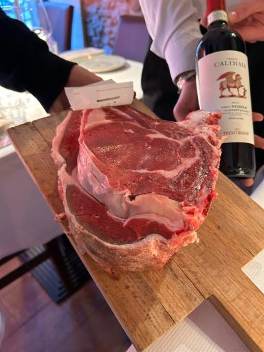 骨付き1.4kgのビステッカ・フィオレンティーナ、調理前の生肉。