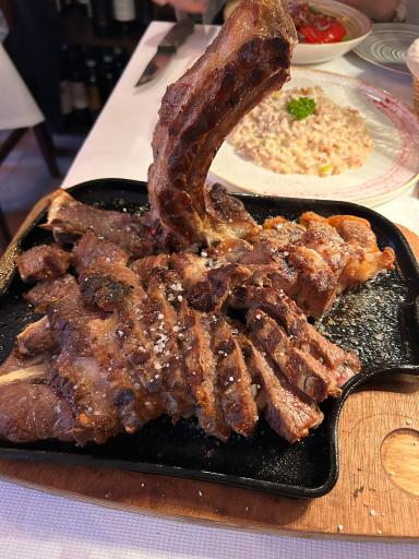 焼き上がったビステッカ・フィオレンティーナ、断面がジューシーな骨付きステーキ。