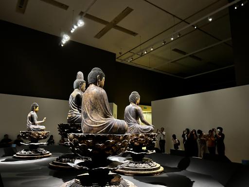 国宝 五智如来坐像を背面から望む展示風景