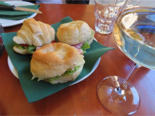ボーボリ庭園入口のカフェで楽しむワインと軽食。