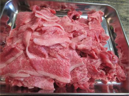 戸越銀座で仕入れた主役の国産牛切り落とし肉の写真。