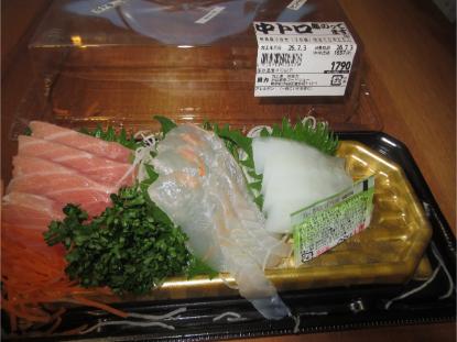 タイムサービスで購入した北海道産の新鮮な生・塩水ウニのパックと、トッピング用のみずみずしいイカやヒラメのお刺身