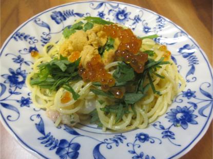 お皿に立体的に盛り付けられた、贅沢な冷製塩水ウニといくらの和風パスタ。たっぷりの刻み大葉が添えられている完成写真